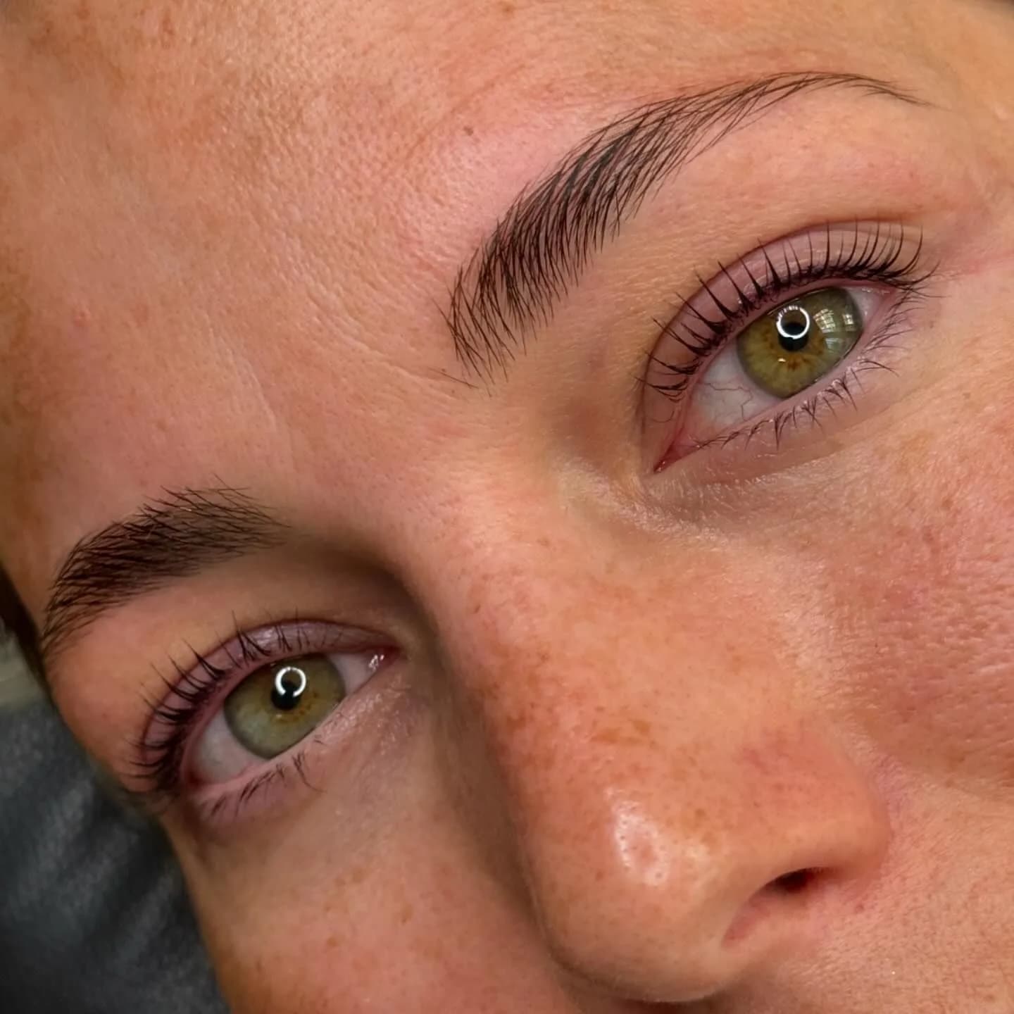 Detalle de micropigmentación de cejas